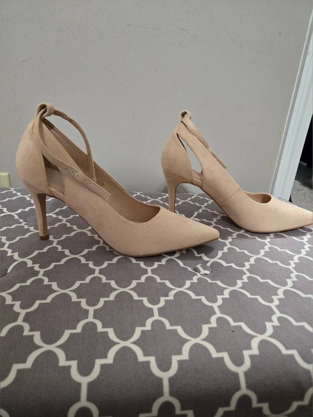 Women's Pointed Toe Cutout Pumps - Nude/Suede